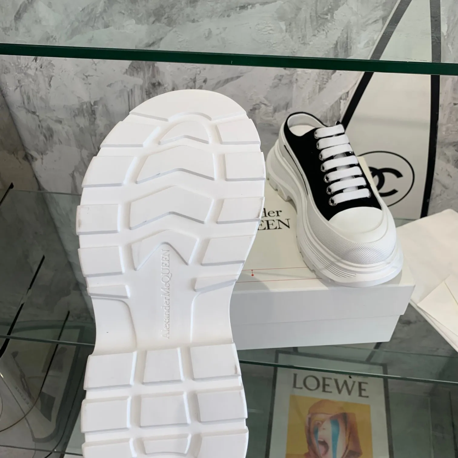 👟👟Ex-factory price 500👟👟 Mc Queen is in stock all year round [Rose] McQueen [Rose] dad shoes [Rose] ss early spring first release‼ ️‼ ️The latest Milan Fashion Week T-stage catwalk model, the unique and personalized design is very classy on the feet, and the round toe design allows the toes to be completely released. I spent a lot of money to buy multiple pairs of the originals and dismantled them and made replicas. Many celebrities such as Guli Nazha, Wu Lei, and Internet celebrity bloggers have endorsed Xiaohongshu’s popular products, and the products are sold out at the counters! Fabric: Imported pure cotton fabric Lining: Imported silk sheepskin Feet: Imported silk sheepskin Size: Women's 35-40. Packaging: original full set of packaging, outsole: increased by 5 cm, original outsole